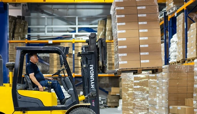 900-350 (3) لیفتراک در حال انتقال لاستیک های EPDM در انبار مرکزی نورلو پلاست